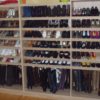 Meuble sur mesures pour chaussures. Nombreuses étagères de tailles différentes.