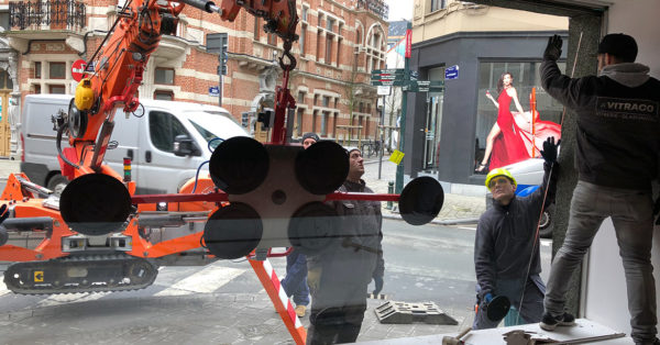 Intervention avec grues ventouses pour vitrines de magasins