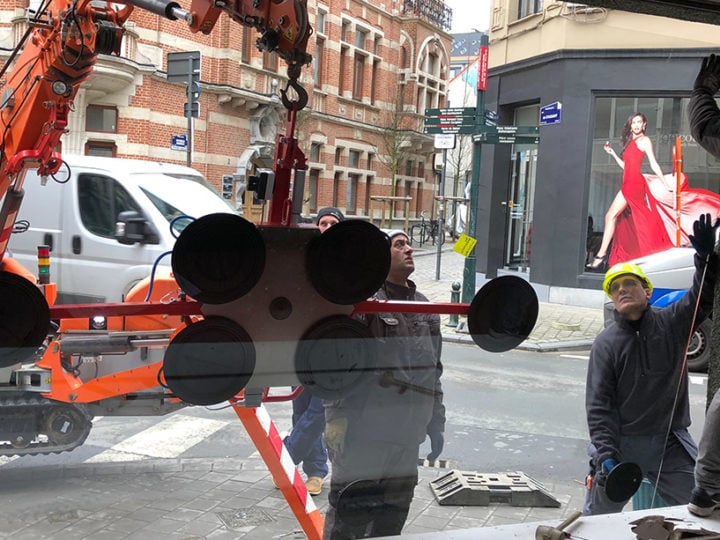 Intervention avec grues ventouses pour vitrines de magasins